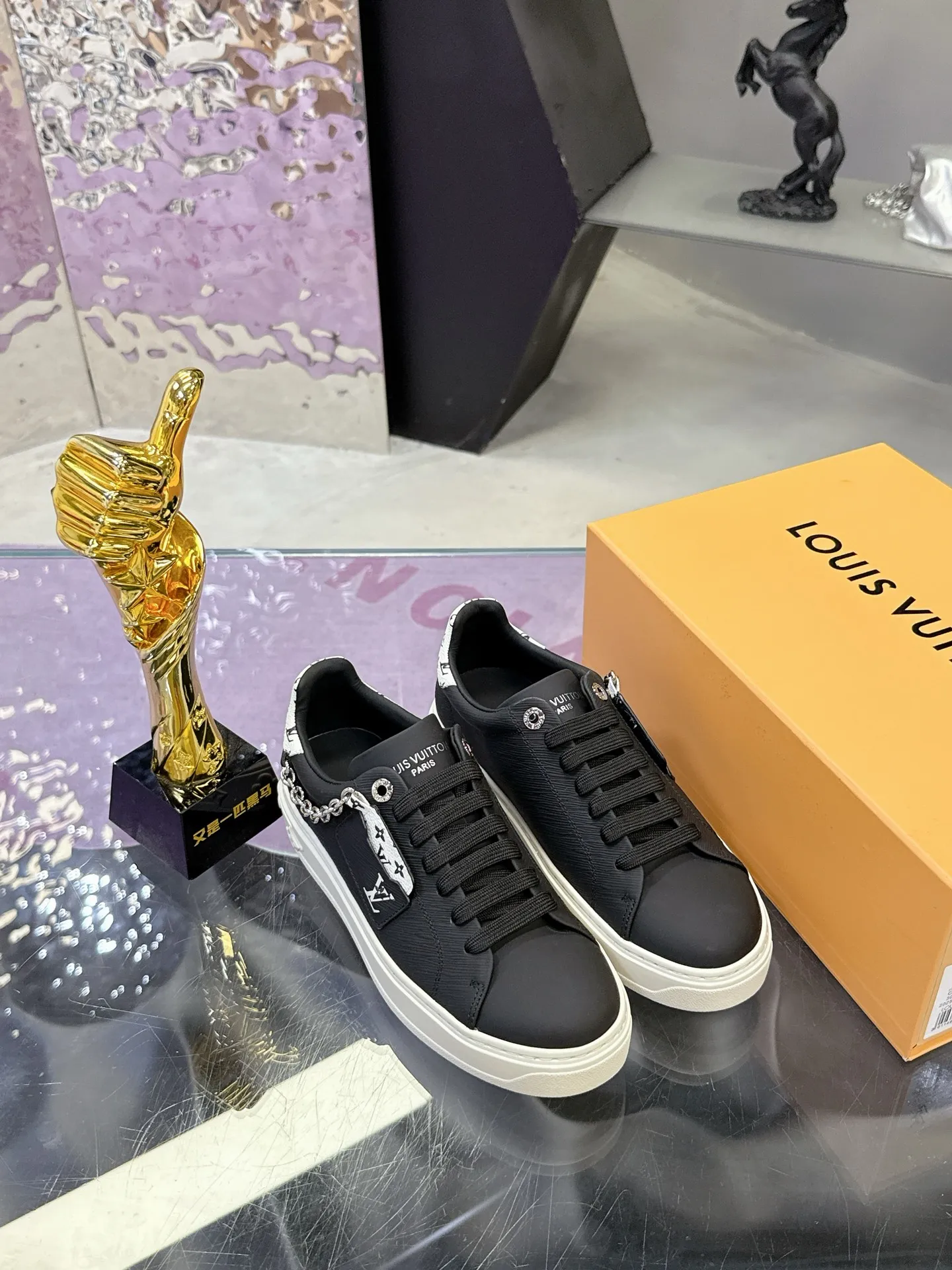 Factory price: 640💰 Louis Vuitton Louis Vuitton 25ss new style💗 Presbyopic chain sneakers, white shoes, many Internet celebrity fashion bloggers plant grass, simple shoe shape grid design, brand LOGO embossing, hardware buckle, presbyopic stitching, LV Circle rubber patch on the tongue with rich details 🌹 Original custom silk cowhide on the upper, water-dyed cowhide on the inside, one-piece molding process EVA feet 😄 Original open molded T men's shoes 💰U outsole LV white shoes series Size: 35-40